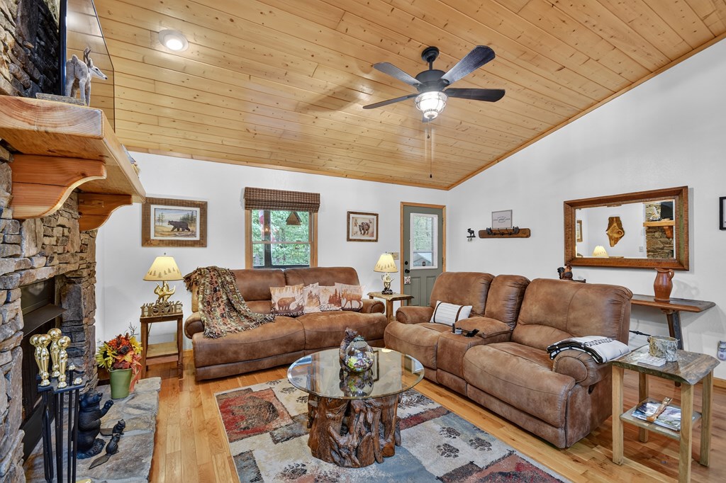 1044 Boulder Crk Road Murphy, NC 28906 - Photo 20 of 38 a living room with furniture and a ceiling fan