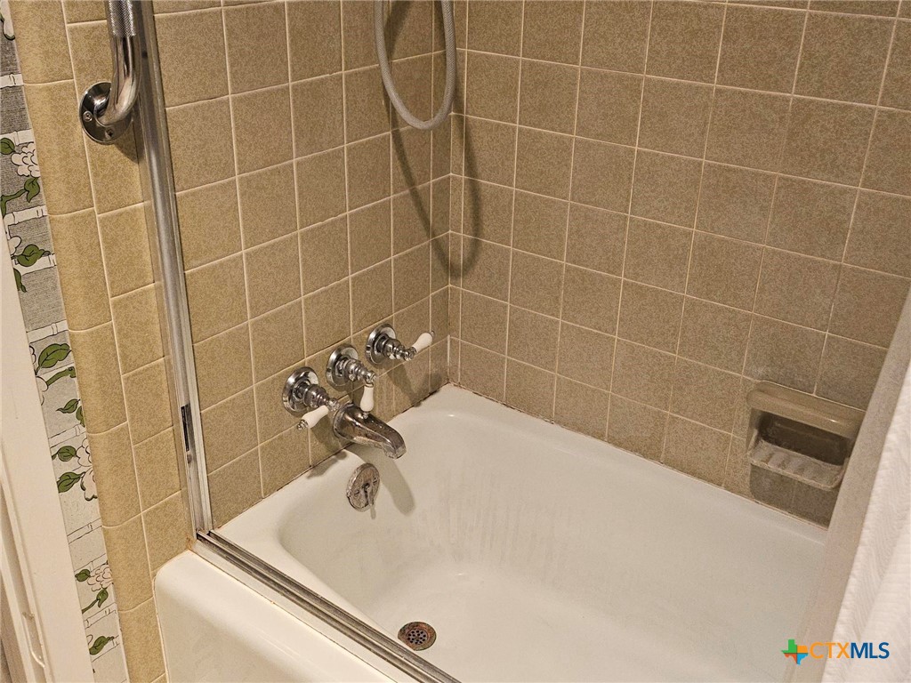 601 North Rhomberg Street Burnet, TX 78611 - Photo 31 of 42 a bathroom with a bathtub