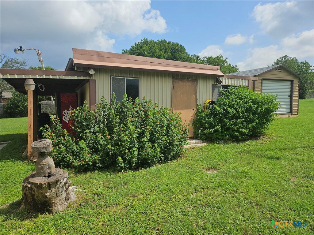 601 North Rhomberg Street Burnet, TX 78611 - Photo 37 of 42 front view of a house with a yard