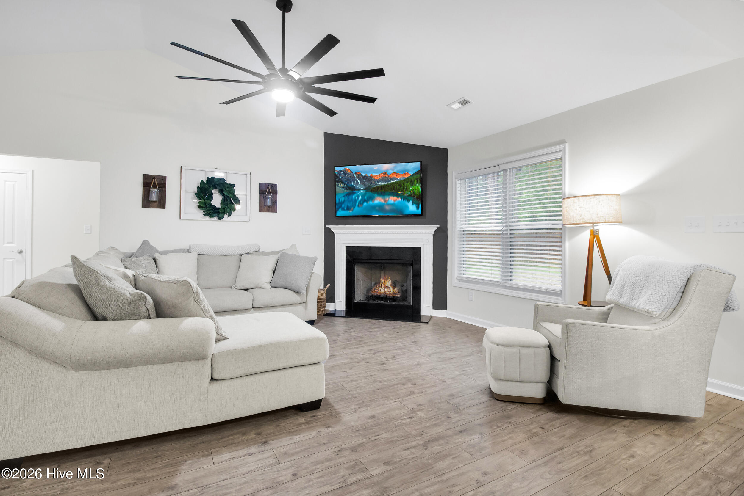 334 Station House Road New Bern, NC 28562 - Photo 7 of 43 Livingroom with fireplace