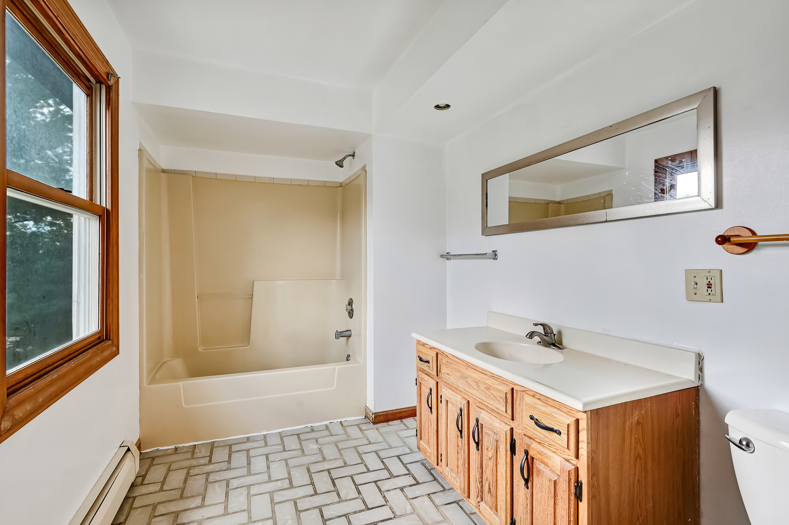 3007 Lincoln Road Oak Brook, IL 60523 - Photo 18 of 25 a bathroom with a sink and a bathtub