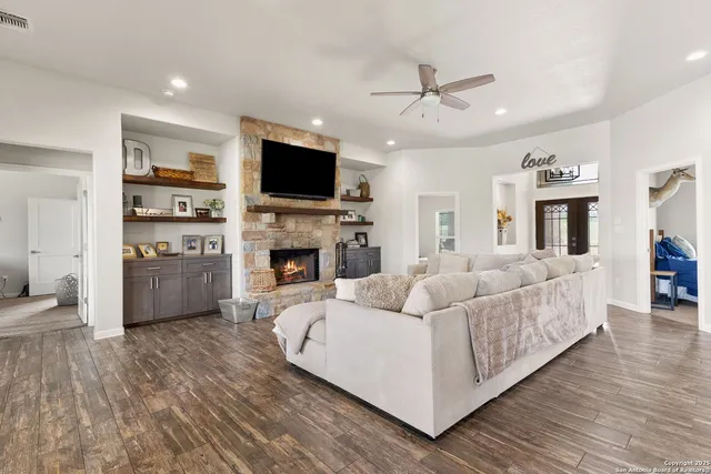 $649,000 | 494 Flash Circle, Luling, TX 78648