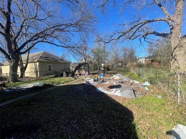 a view of yard with green space