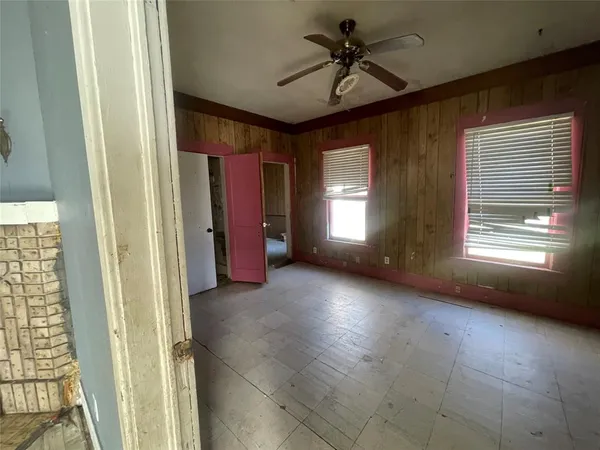 a view of a livingroom with a ceiling fan and window