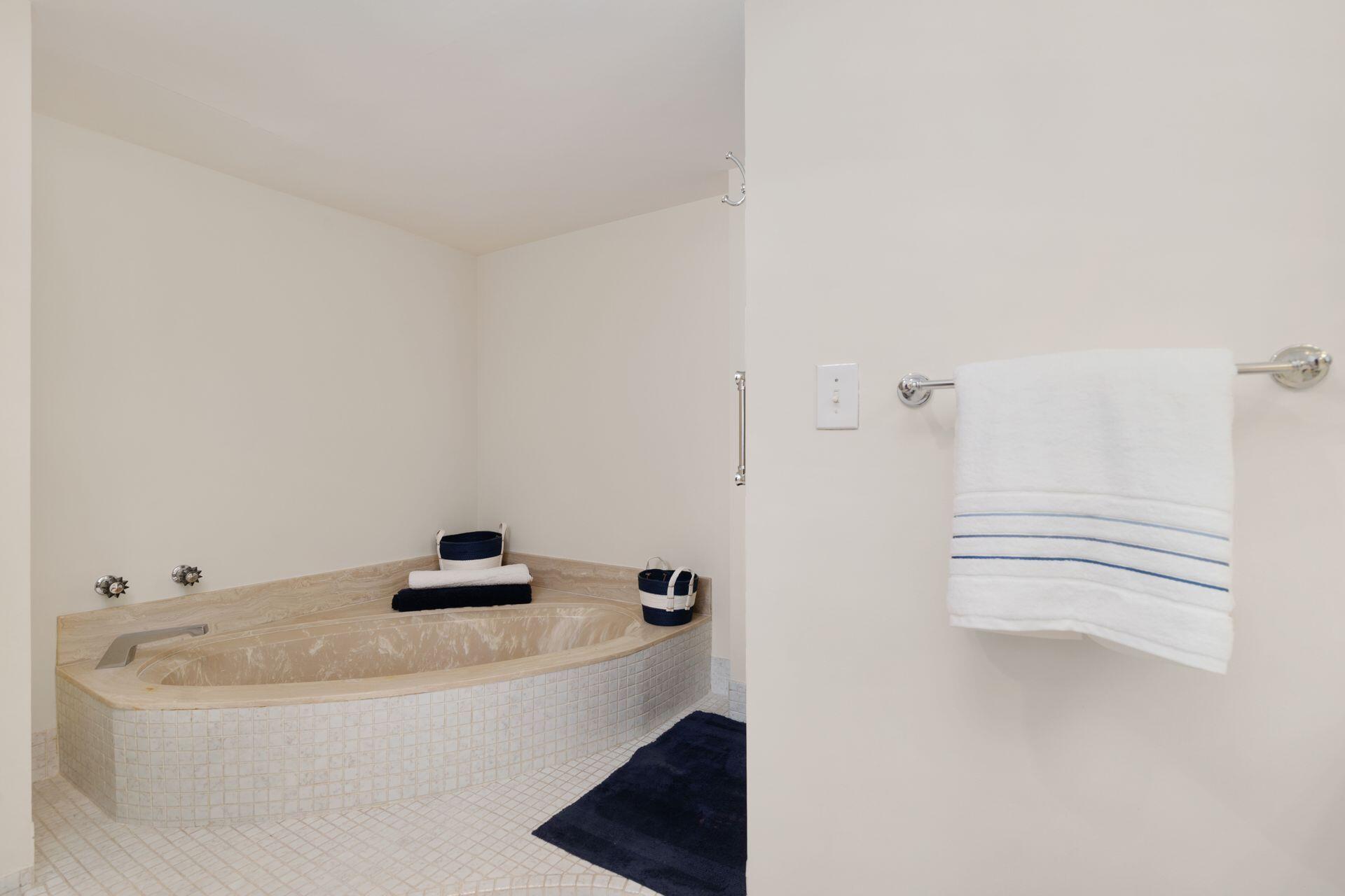 1701 South Flagler Drive, Unit 207 West Palm Beach, FL 33401 - Photo 15 of 26 a bathroom with a sink