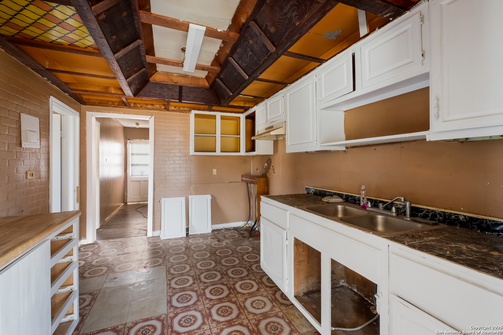 1231 Mogford Road San Antonio, TX 78264 - Photo 20 of 32 a kitchen that has a sink and a stove