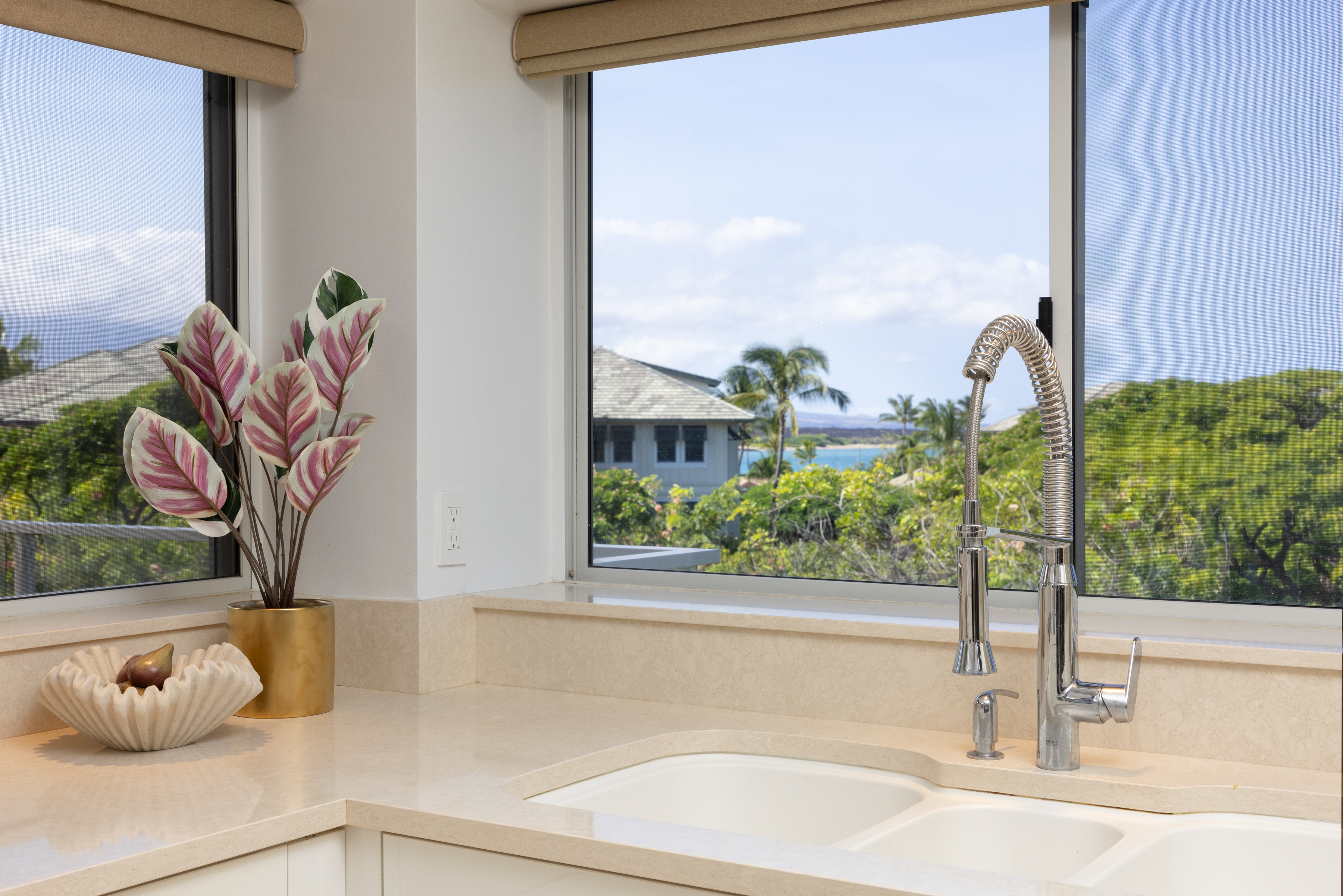 69-1010 Keana Place, Unit C202 Waikoloa, HI 96738 - Photo 13 of 30 a bathroom with a tub and a sink