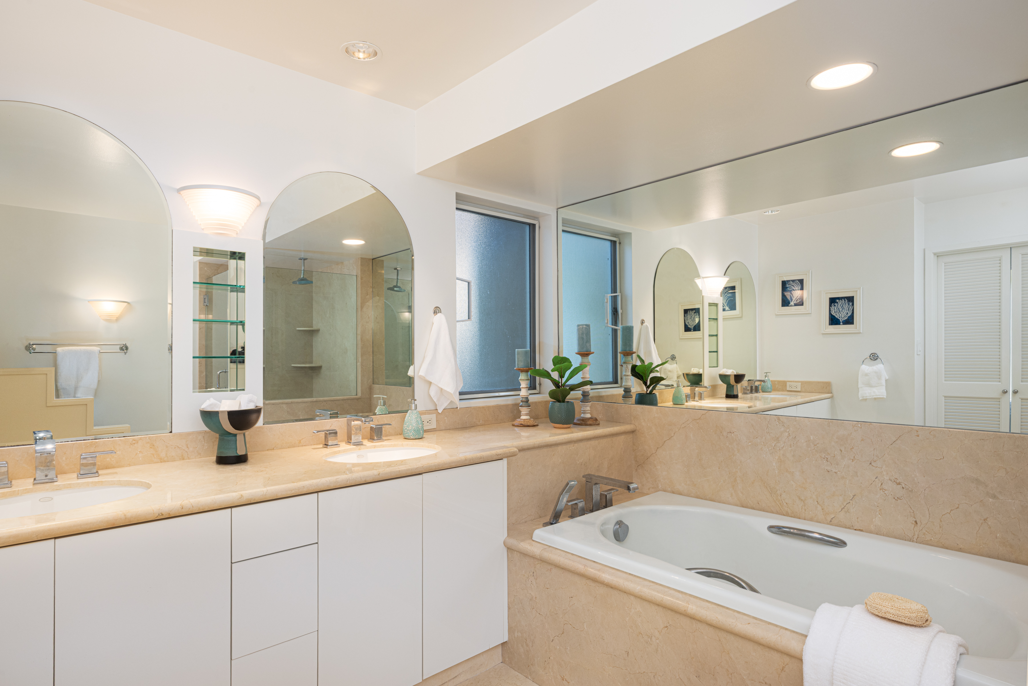 69-1010 Keana Place, Unit C202 Waikoloa, HI 96738 - Photo 18 of 30 a bathroom with a tub a sink and mirror