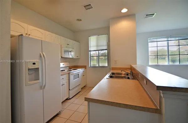 $2,600 | 1956 Southwest 60th Terrace, Unit 1956, North Lauderdale, FL 33068