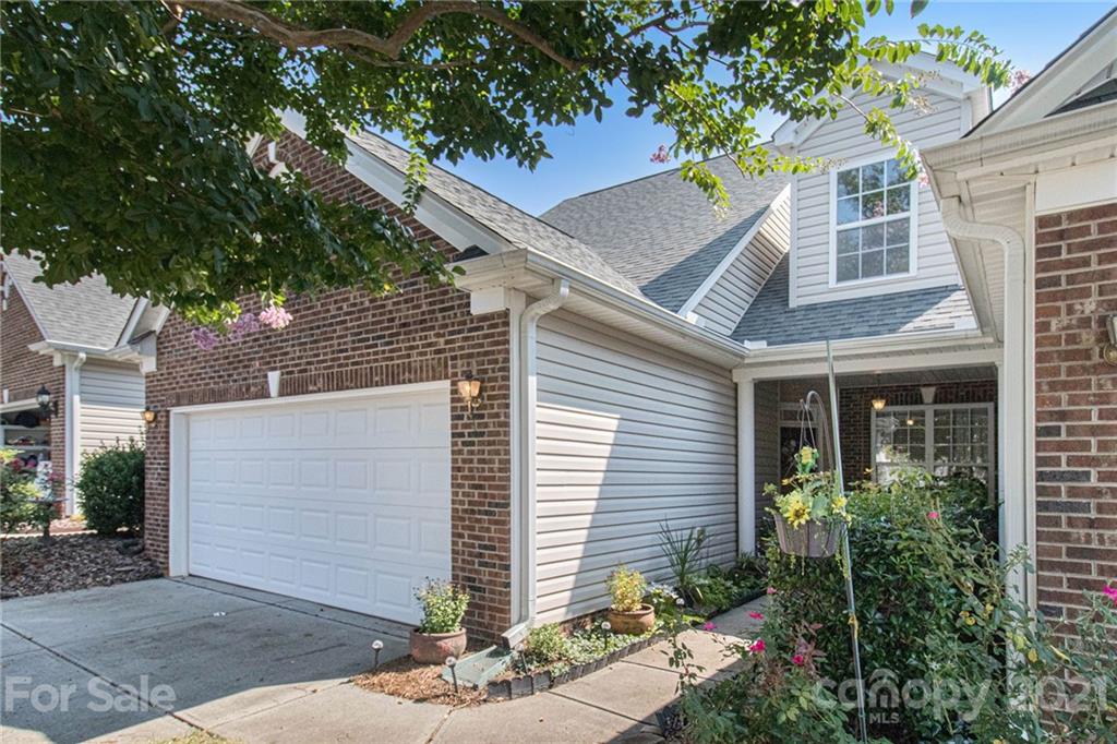 287 Garnet Court Fort Mill, SC 29708 - Photo 2 of 30 a front view of a house with garden