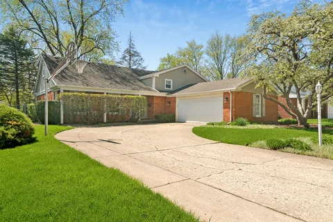 $569,000 | 719 East Hackberry Drive, Arlington Heights, IL 60004