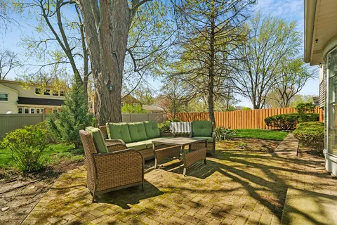 $569,000 | 719 East Hackberry Drive, Arlington Heights, IL 60004