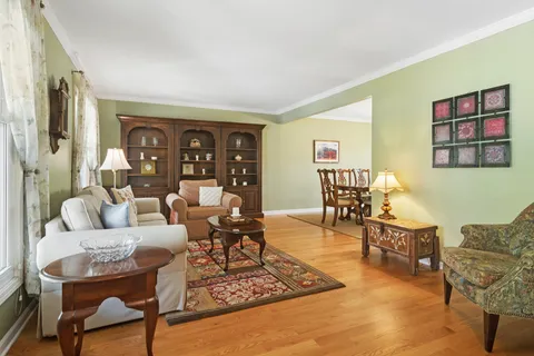 $569,000 | 719 East Hackberry Drive, Arlington Heights, IL 60004