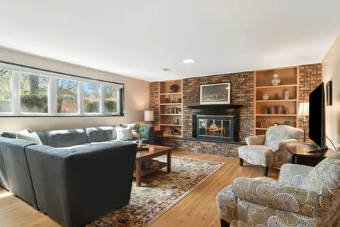 $569,000 | 719 East Hackberry Drive, Arlington Heights, IL 60004
