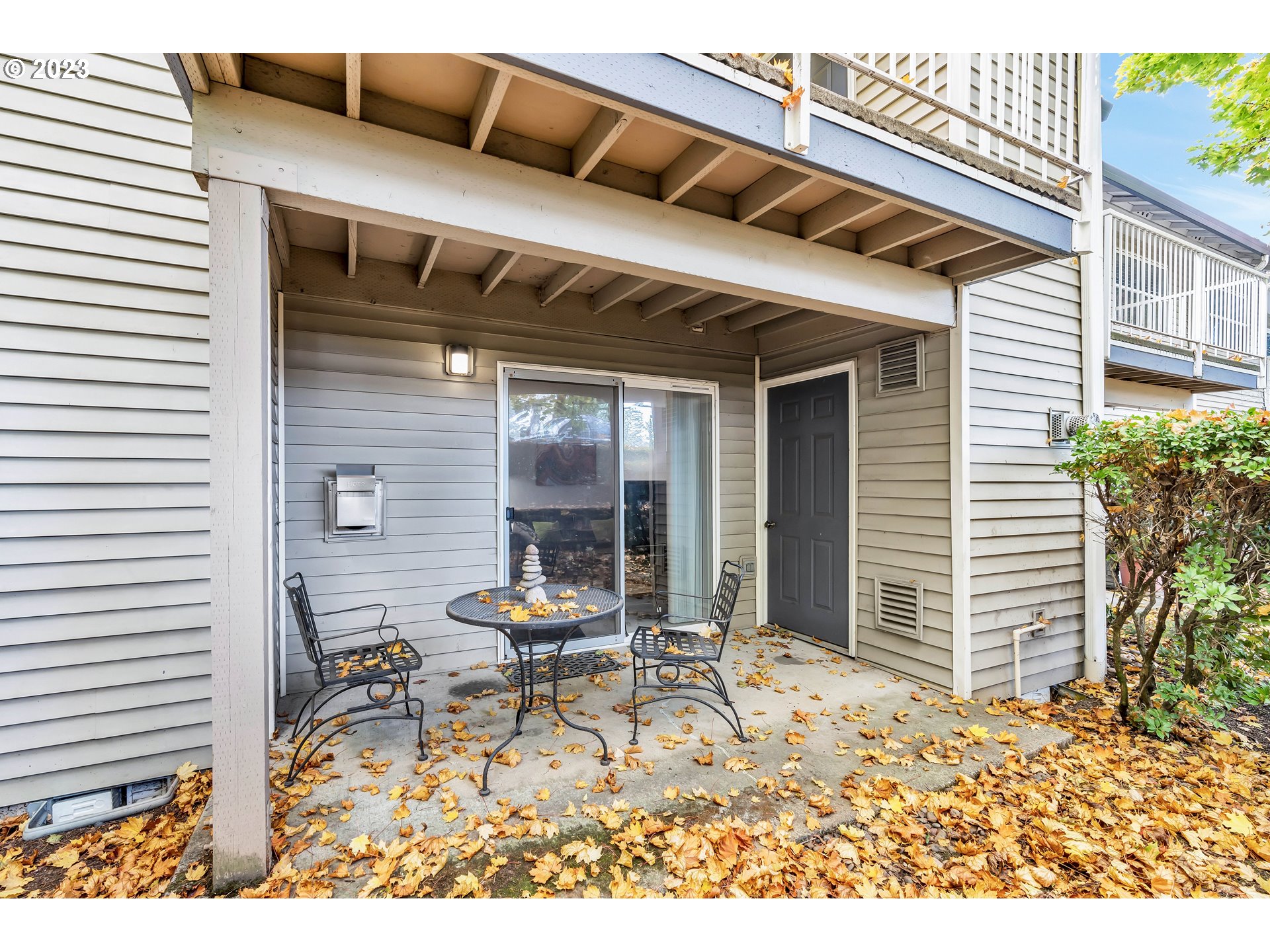 4694 West Powell Boulevard, Unit 139 Gresham, OR 97030 - Photo 24 of 29 a patio with table and chairs and potted plants
