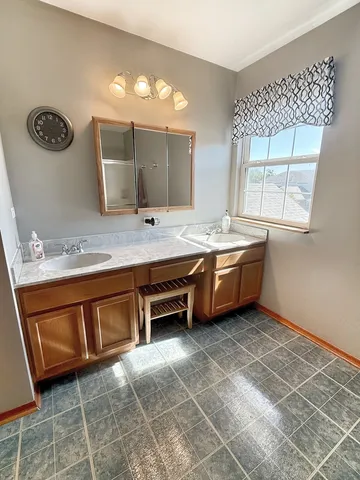 $295,900 | 8416 Stratford Drive, Tinley Park, IL 60487