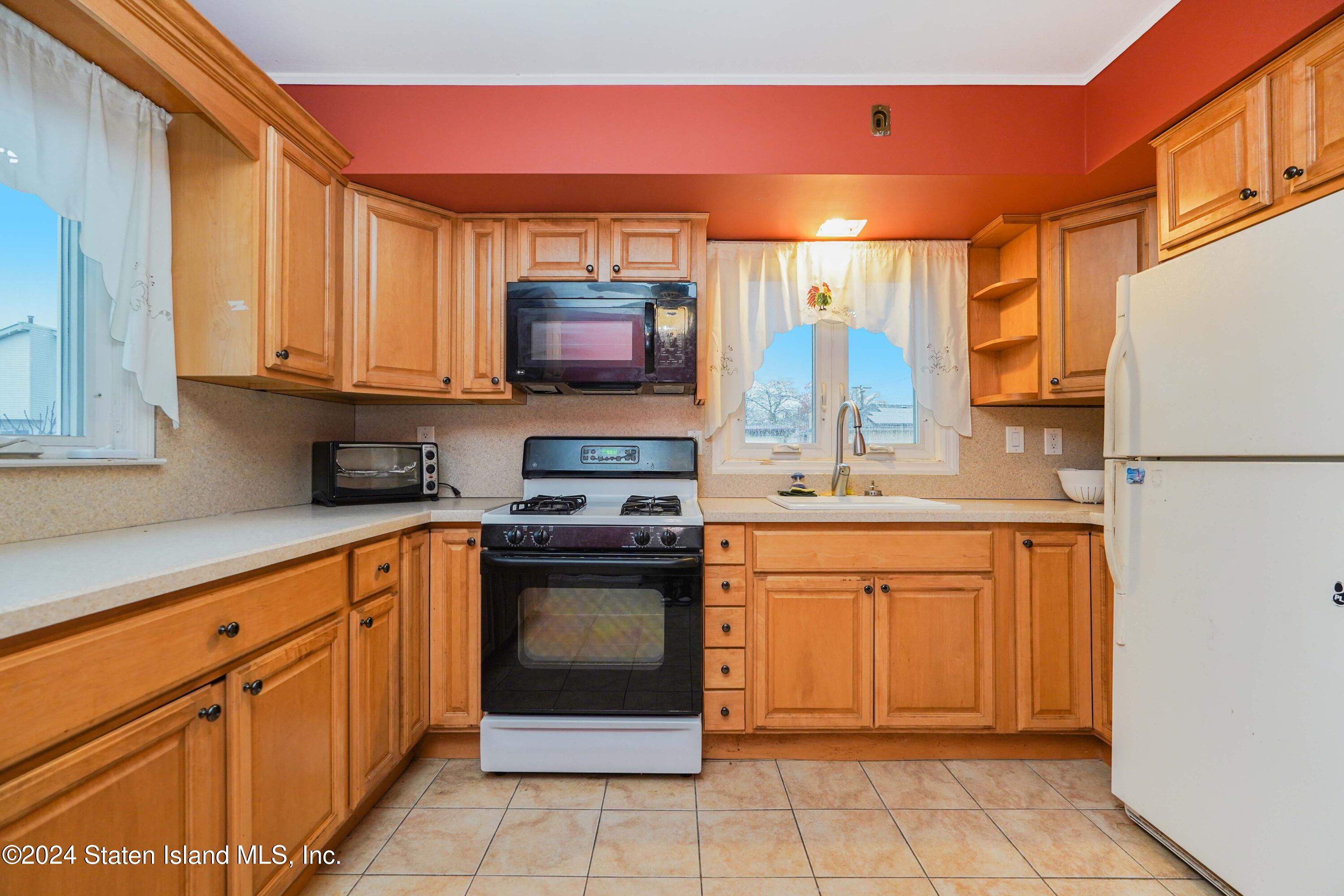 9 Winham Avenue Staten Island, NY 10306 - Photo 11 of 25 Photo Nov 26 2024, 8 34 56 PM