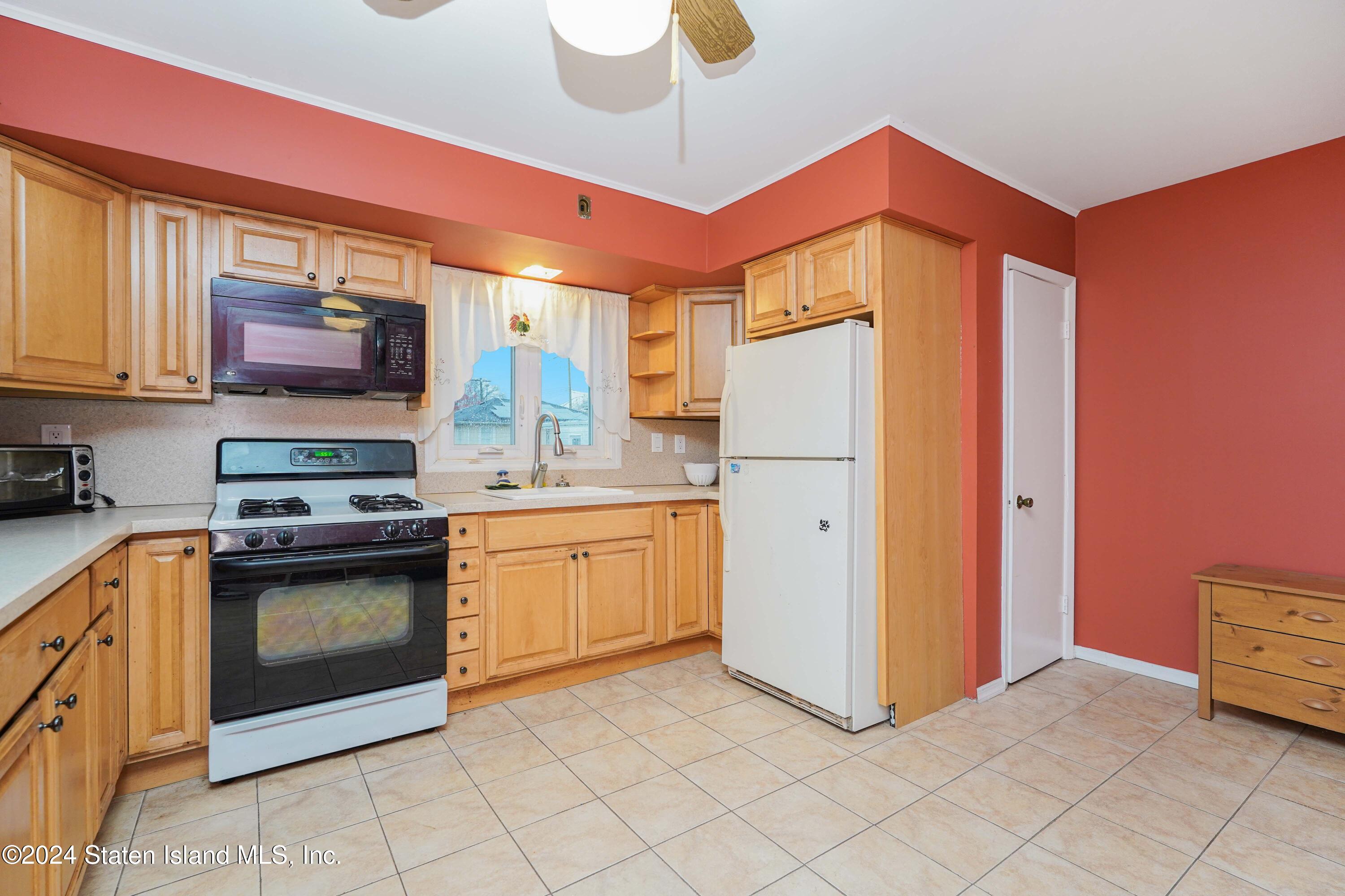 9 Winham Avenue Staten Island, NY 10306 - Photo 12 of 25 Photo Nov 26 2024, 8 35 02 PM