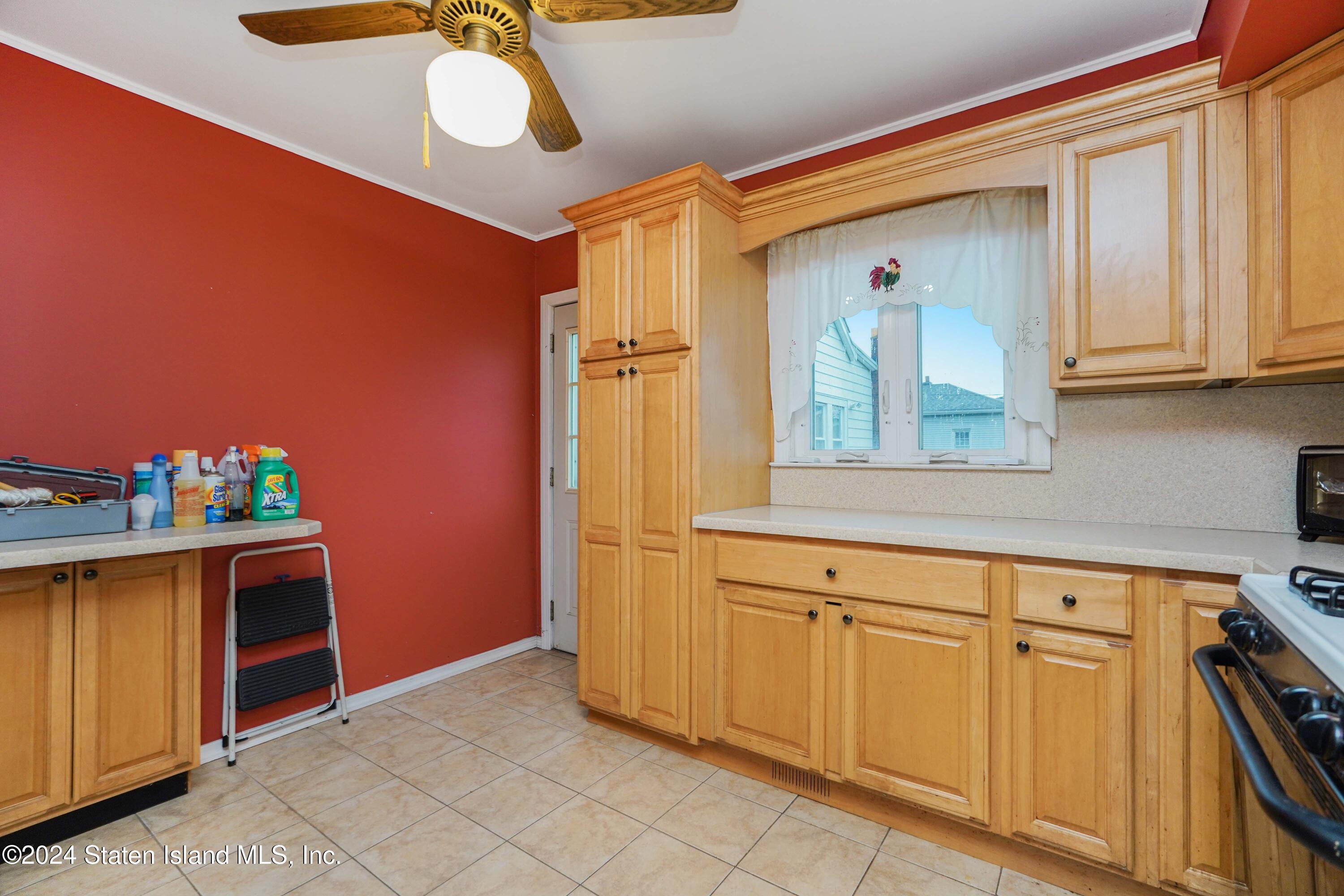 9 Winham Avenue Staten Island, NY 10306 - Photo 13 of 25 Photo Nov 26 2024, 8 35 14 PM