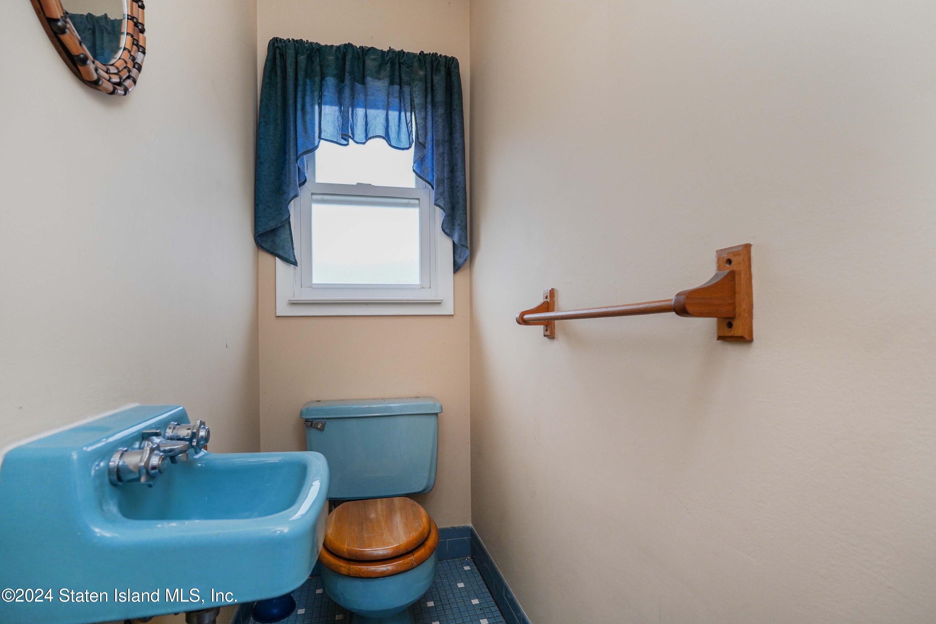 9 Winham Avenue Staten Island, NY 10306 - Photo 15 of 25 Photo Nov 26 2024, 8 35 24 PM