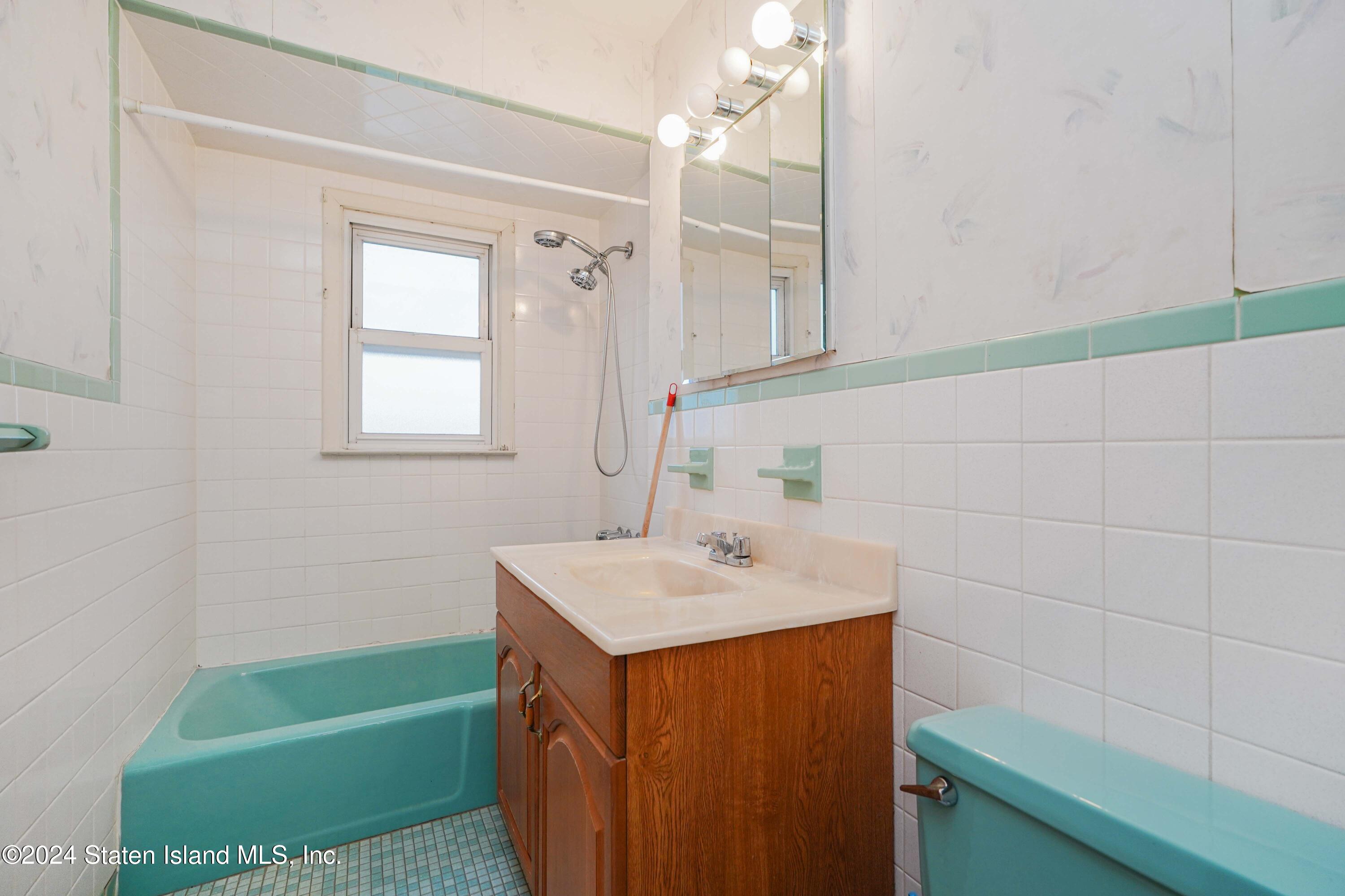 9 Winham Avenue Staten Island, NY 10306 - Photo 18 of 25 Photo Nov 26 2024, 8 36 10 PM