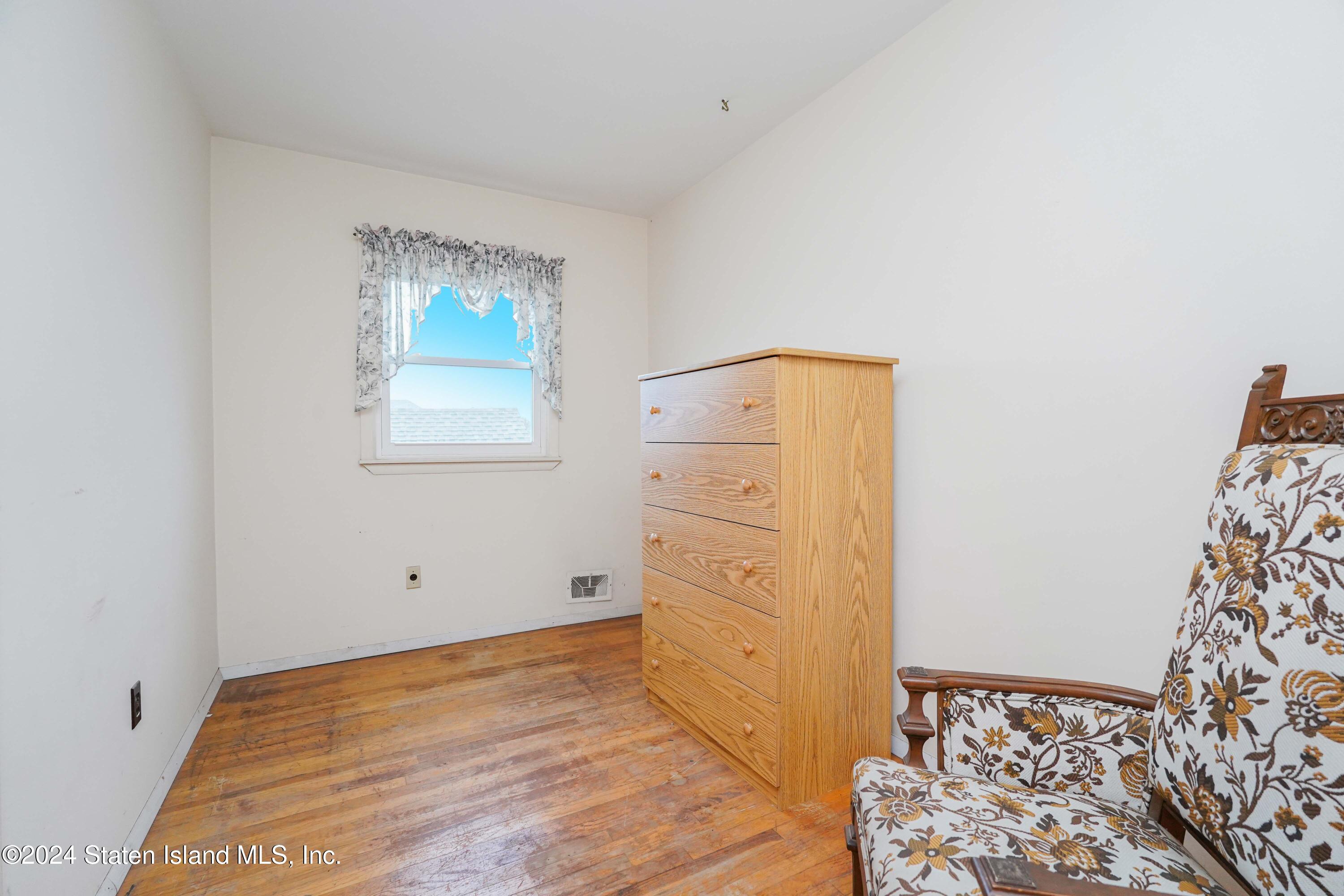 9 Winham Avenue Staten Island, NY 10306 - Photo 19 of 25 Photo Nov 26 2024, 8 36 18 PM