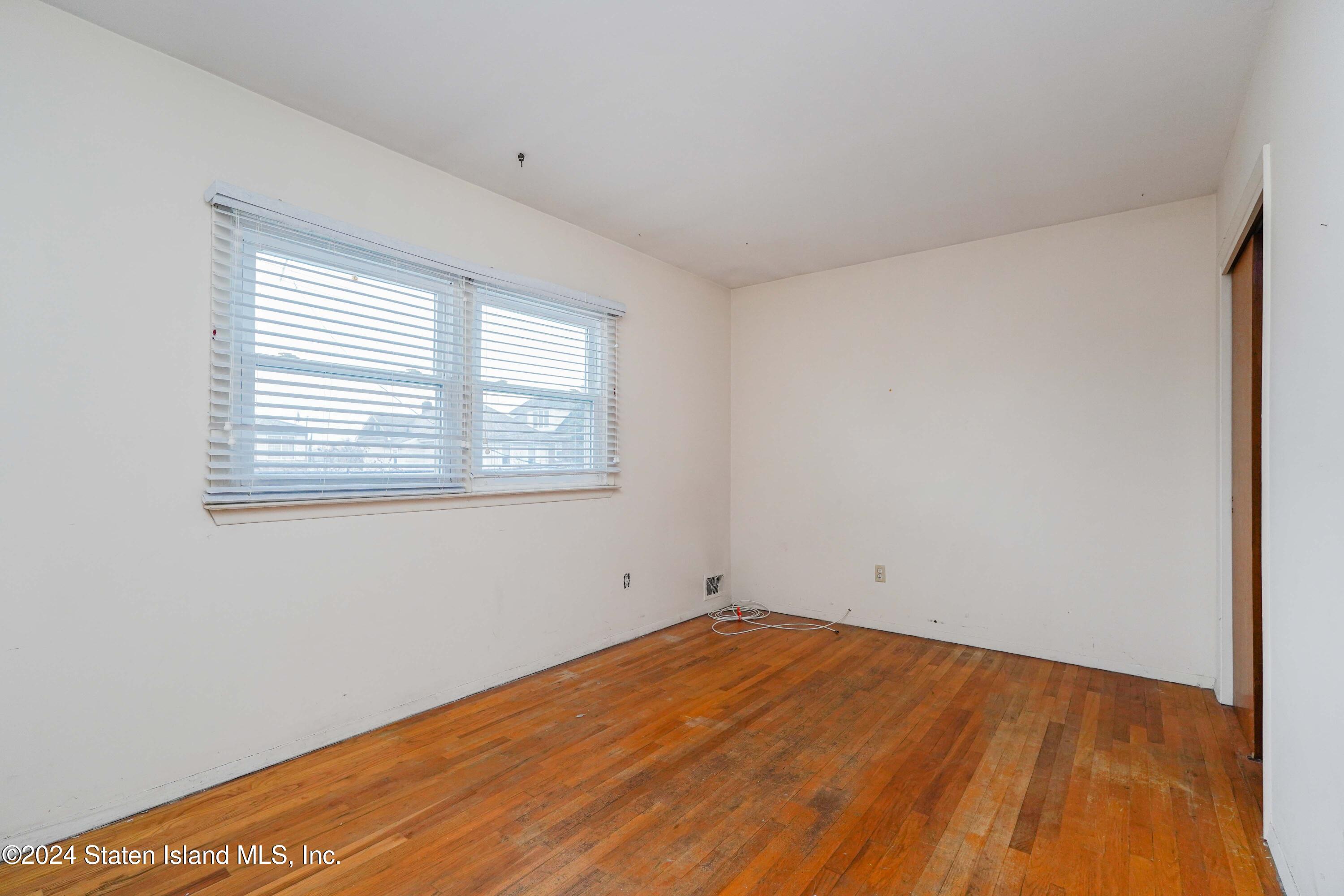 9 Winham Avenue Staten Island, NY 10306 - Photo 20 of 25 Photo Nov 26 2024, 8 36 30 PM