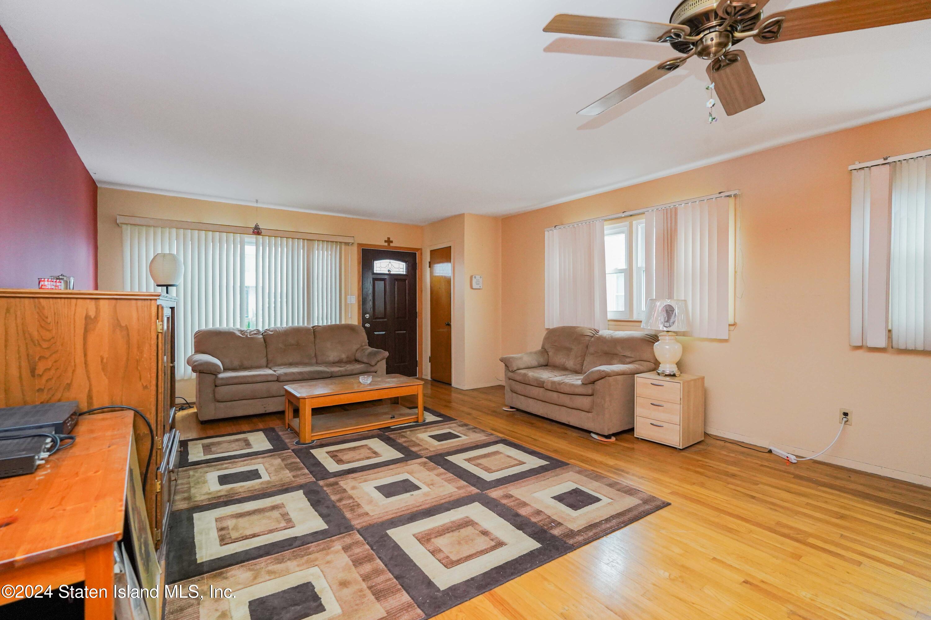 9 Winham Avenue Staten Island, NY 10306 - Photo 4 of 25 Photo Nov 26 2024, 8 34 36 PM