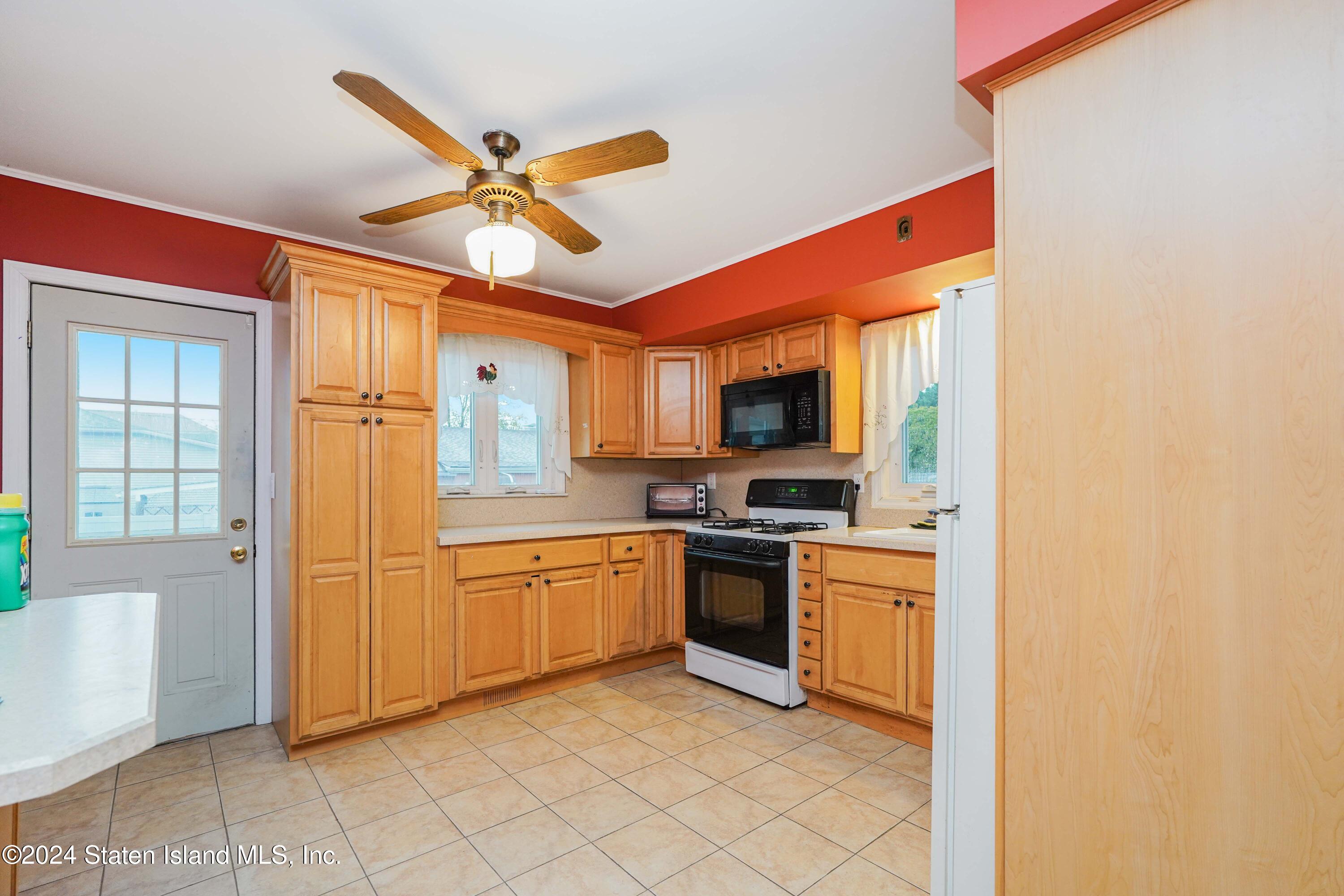 9 Winham Avenue Staten Island, NY 10306 - Photo 10 of 25 Photo Nov 26 2024, 8 34 49 PM