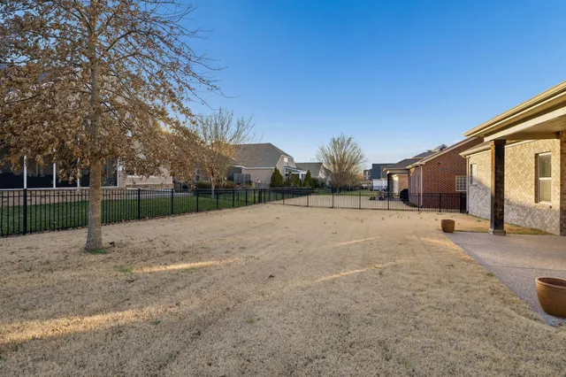 a view of backyard of the house