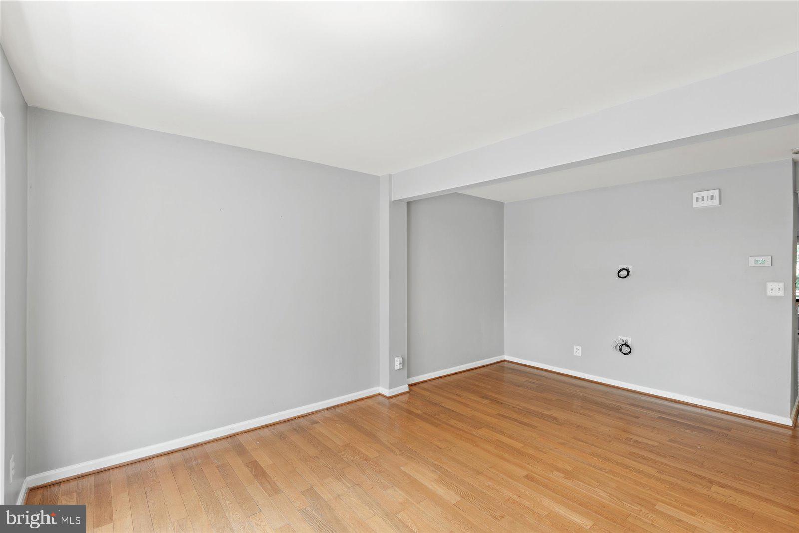 15761 Viewpoint Circle Dumfries, VA 22025 - Photo 6 of 47 living room-main floor