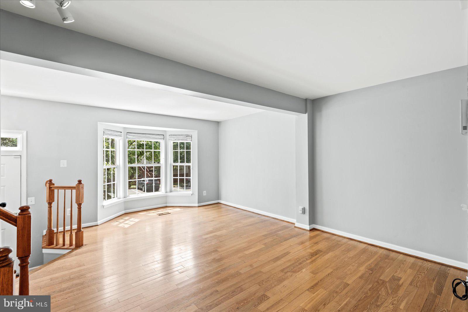 15761 Viewpoint Circle Dumfries, VA 22025 - Photo 8 of 47 living room-main floor