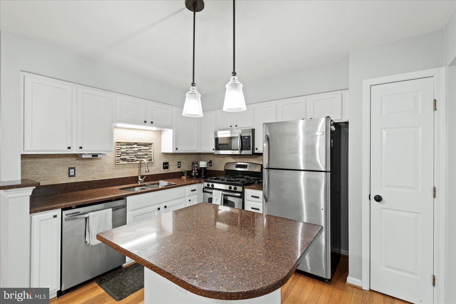 15761 Viewpoint Circle Dumfries, VA 22025 - Photo 10 of 47 kitchen