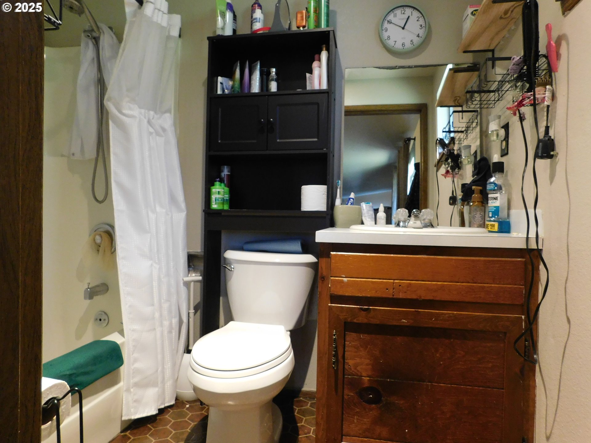 231 Northeast Darrell Avenue Winston, OR 97496 - Photo 26 of 47 a bathroom with a toilet and a sink