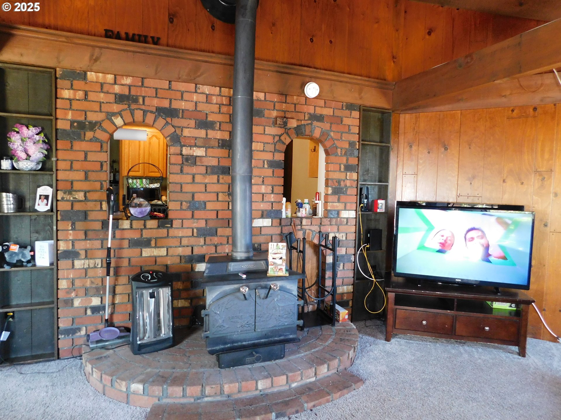 231 Northeast Darrell Avenue Winston, OR 97496 - Photo 9 of 47 a room with lots of furniture and potted plants