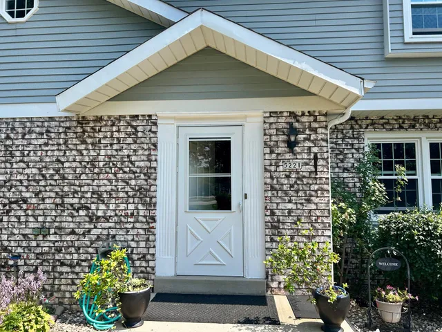 $199,900 | 5221 West Loomis Road, Greenfield, WI 53129