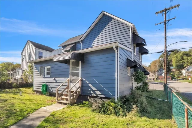 a view of a house with a yard