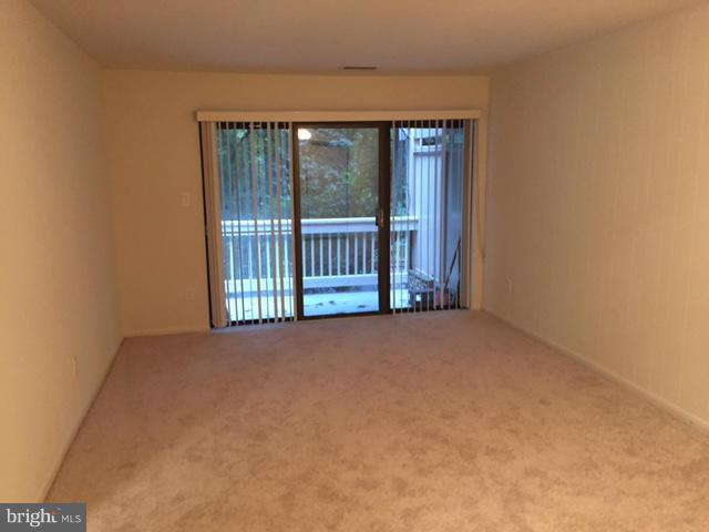 5806 Royal Ridge Drive, Unit Q Springfield, VA 22152 - Photo 2 of 17 Living Room