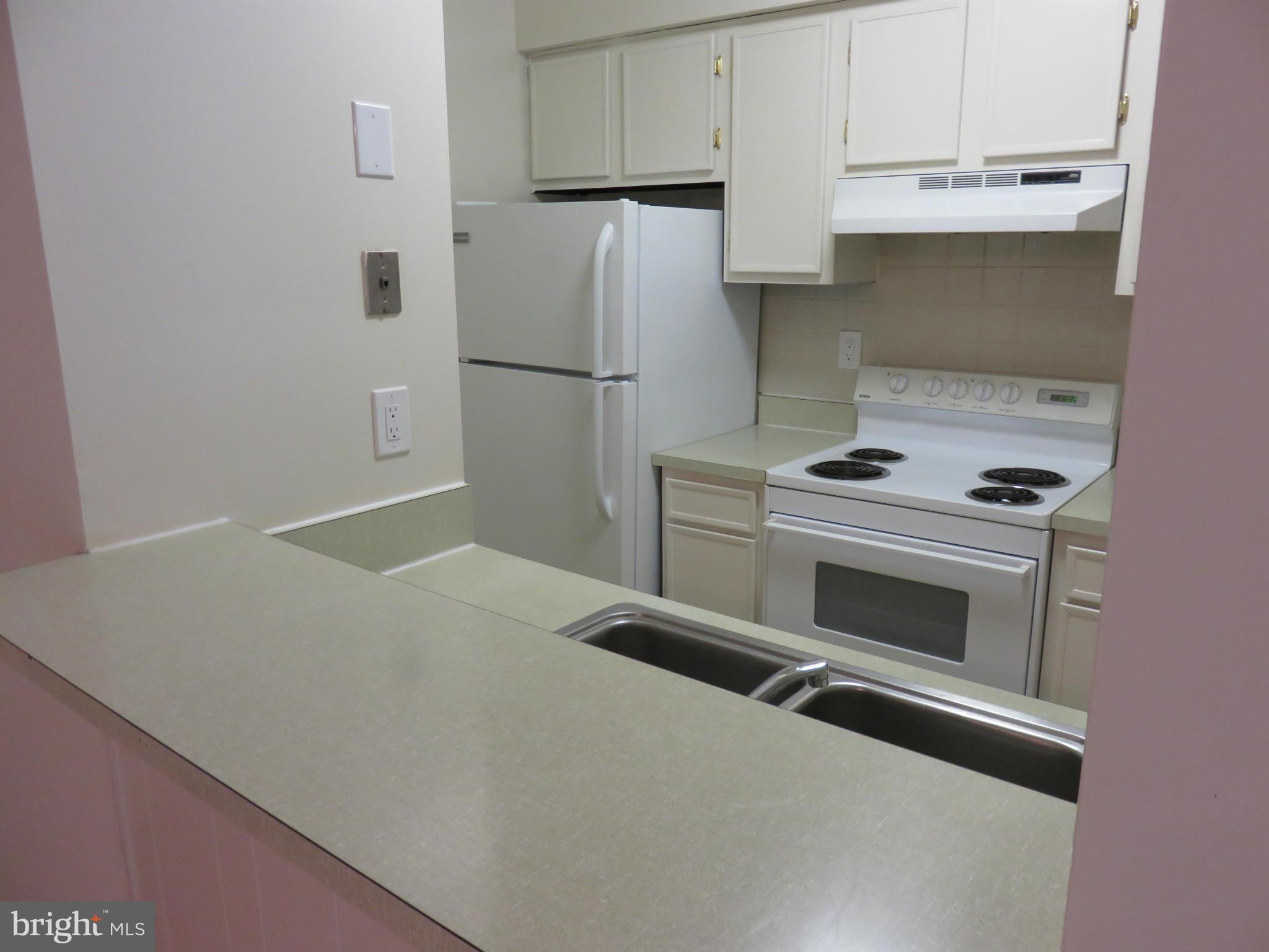 5806 Royal Ridge Drive, Unit Q Springfield, VA 22152 - Photo 8 of 17 Kitchen