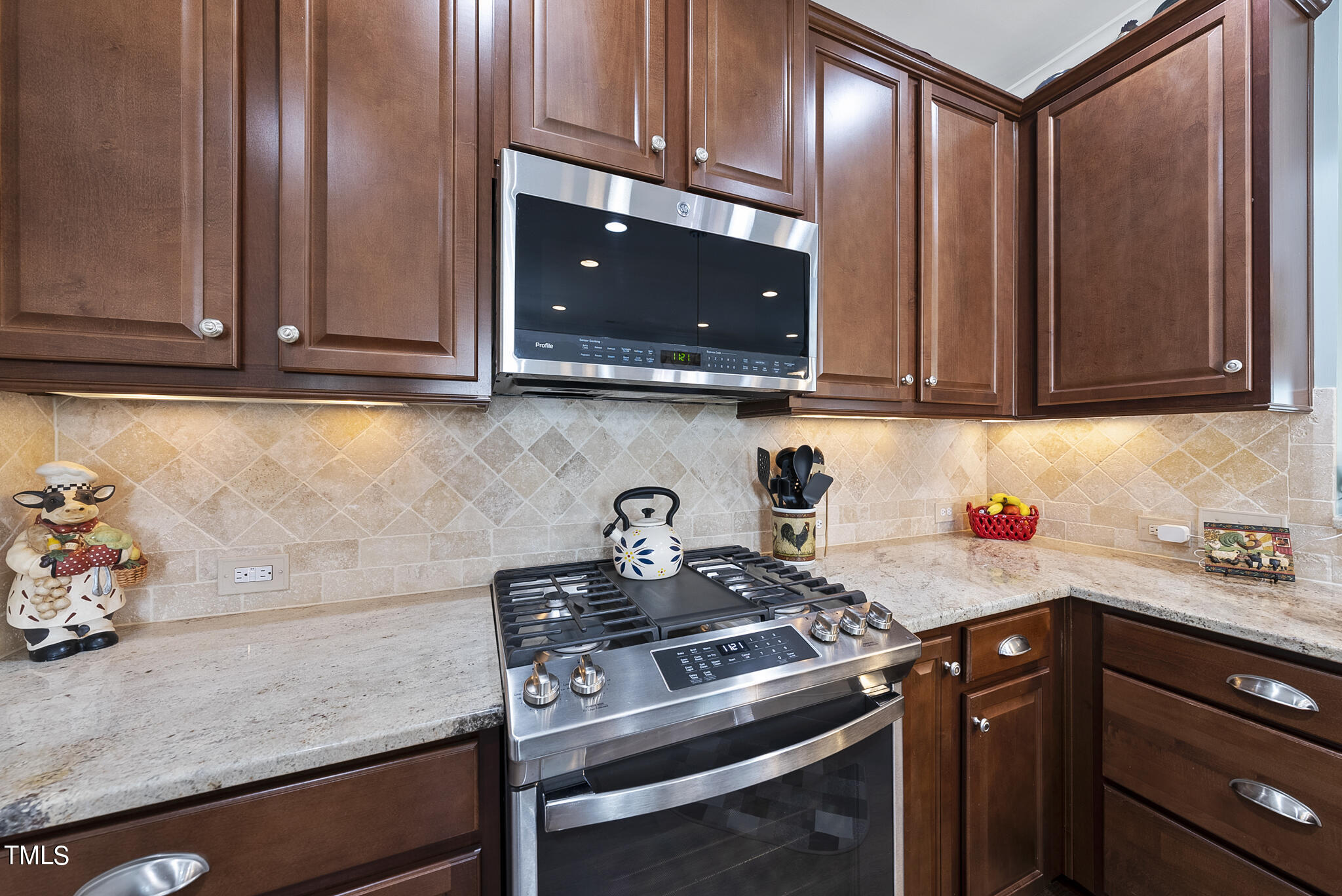 699 Wickham Ridge Road Apex, NC 27539 - Photo 13 of 36 a kitchen with granite countertop cabinets and appliances