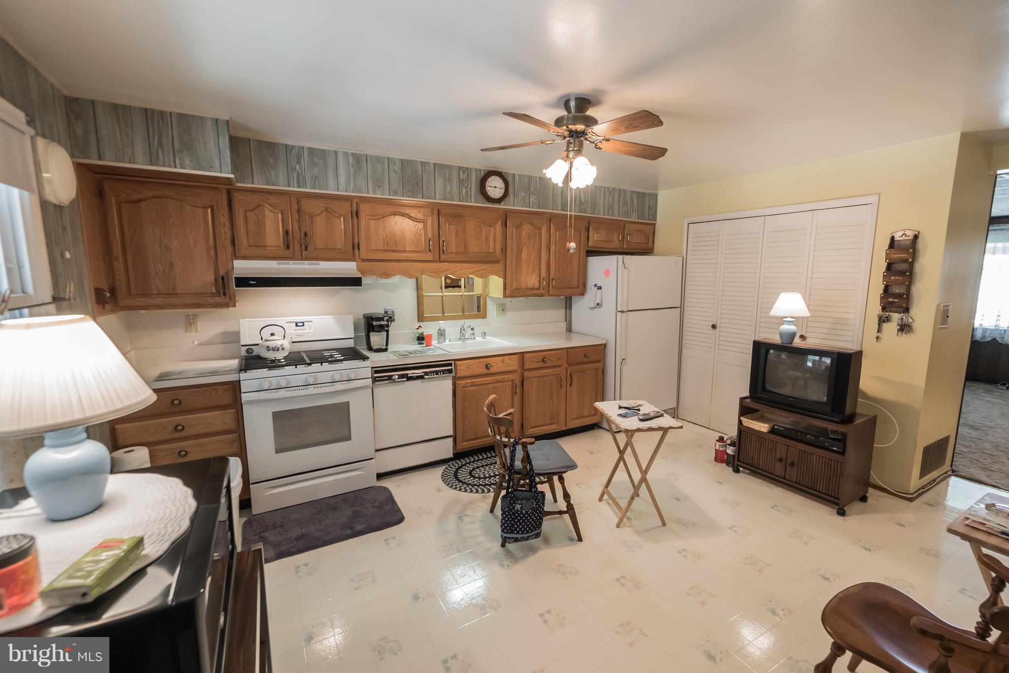 8130 Del Haven Road Baltimore, MD 21222 - Photo 9 of 22 Kitchen-Dining Combo