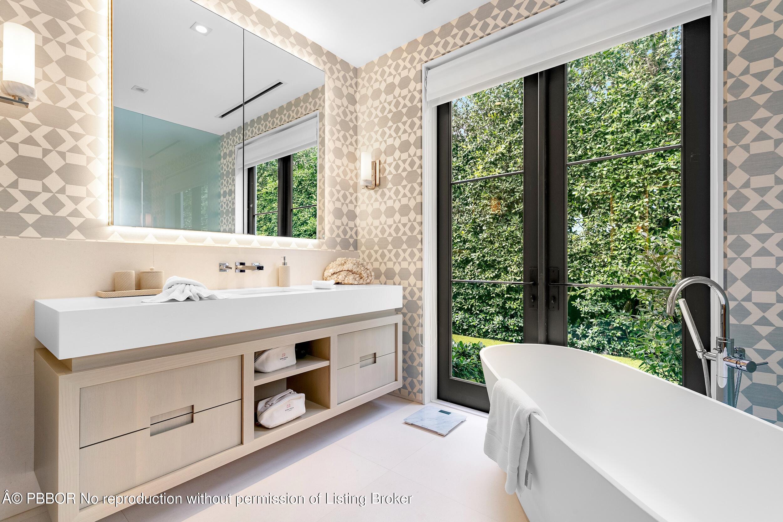 152 Dolphin Road Palm Beach, FL 33480 - Photo 22 of 47 Primary Bath