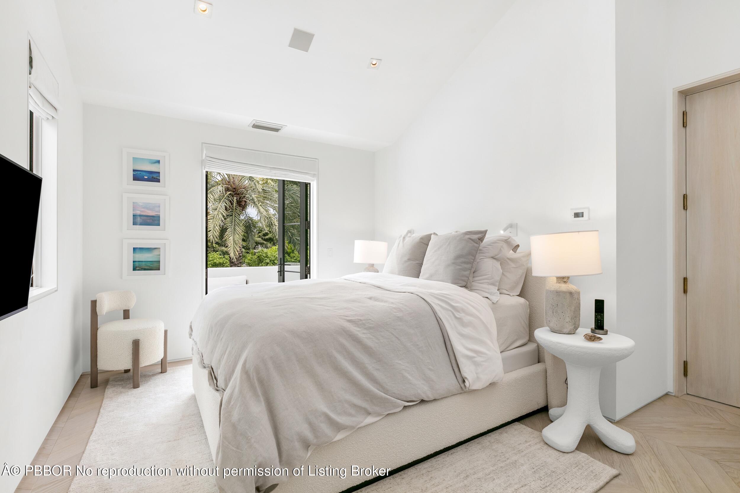 152 Dolphin Road Palm Beach, FL 33480 - Photo 25 of 47 Guest Bed