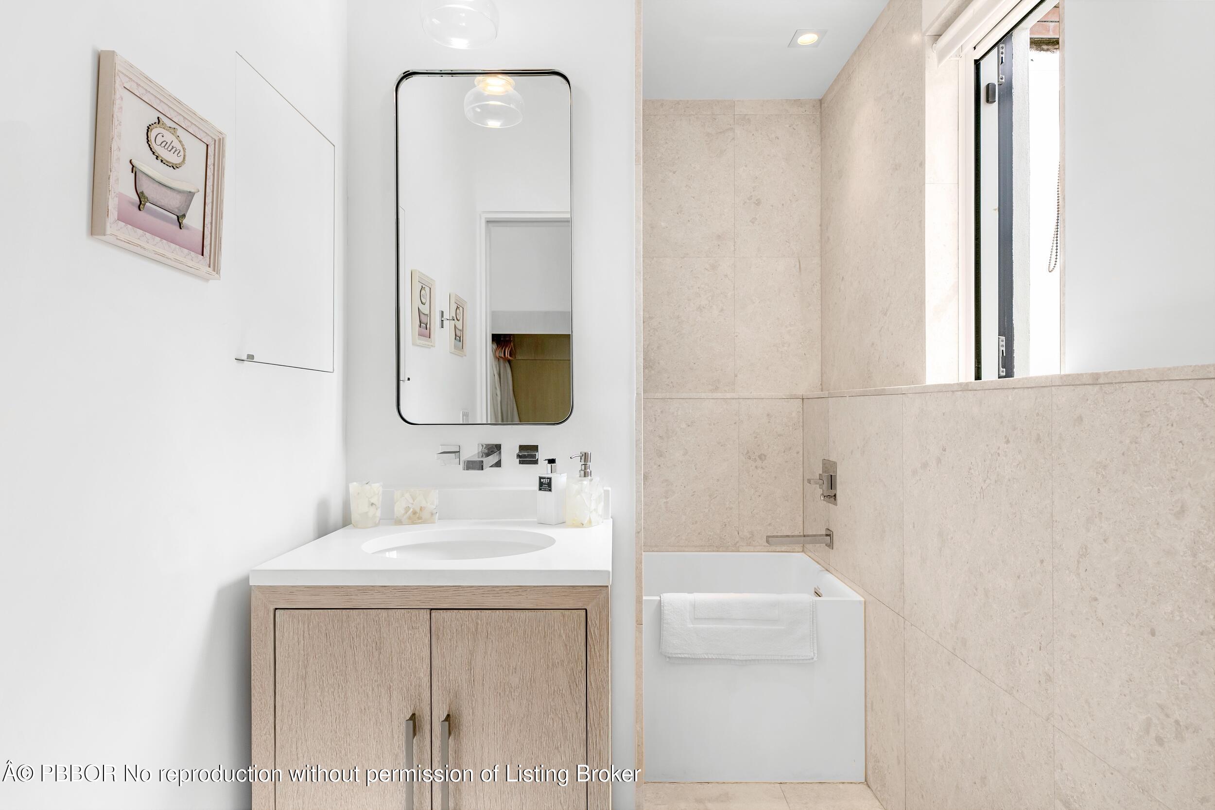 152 Dolphin Road Palm Beach, FL 33480 - Photo 27 of 47 Guest Bath