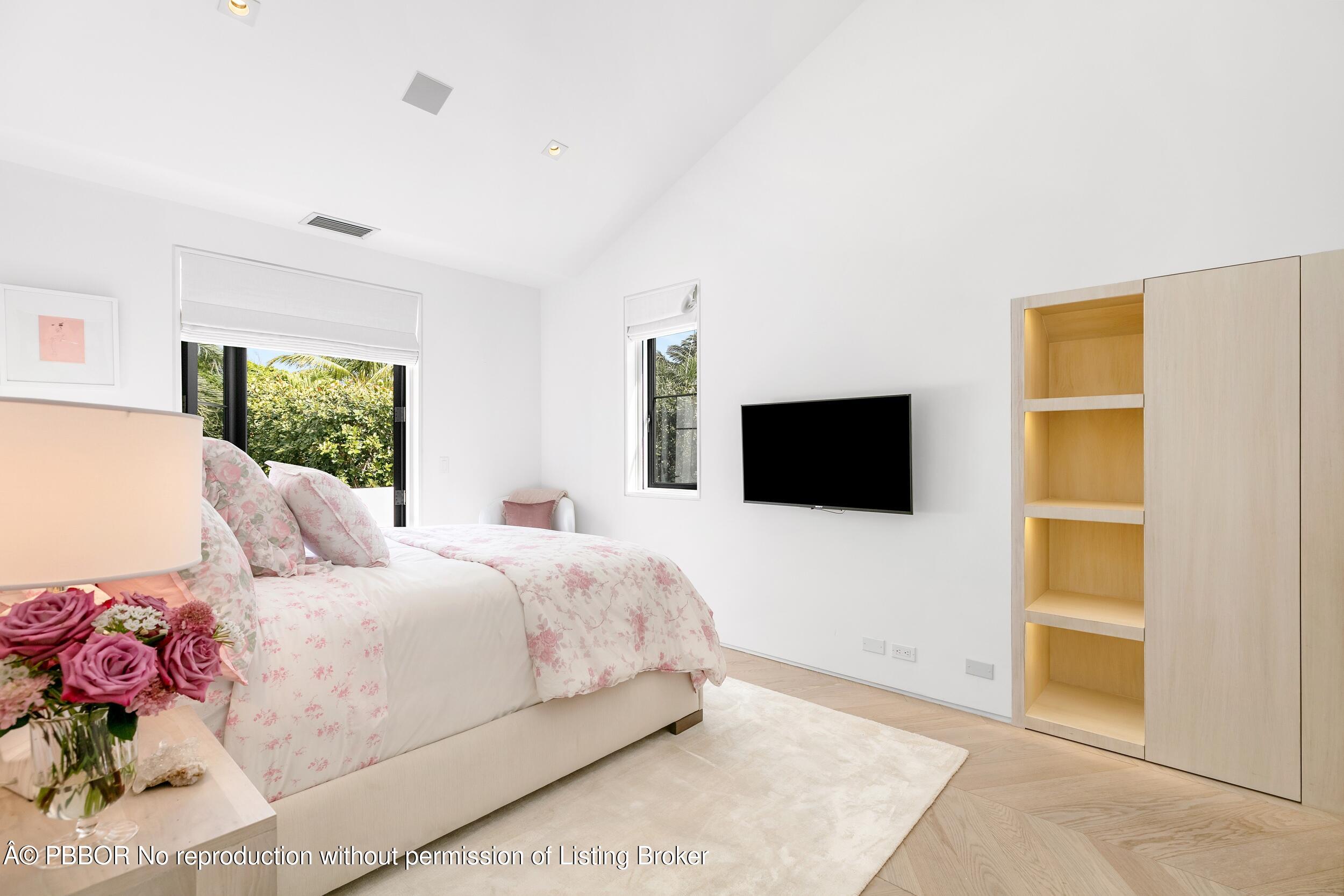 152 Dolphin Road Palm Beach, FL 33480 - Photo 28 of 47 Guest Bed