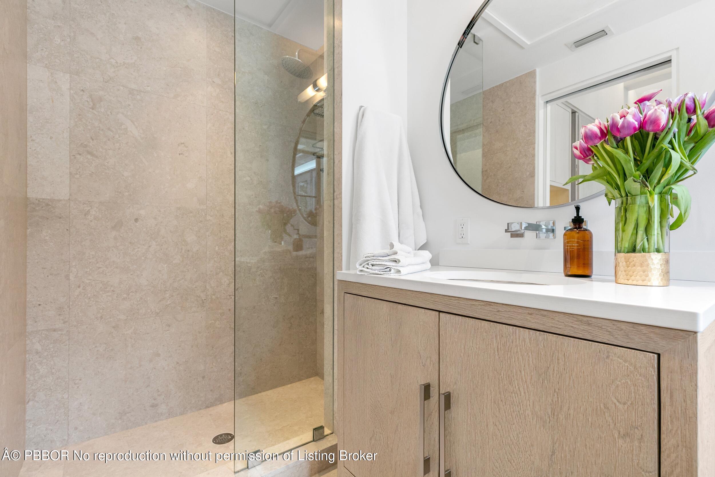 152 Dolphin Road Palm Beach, FL 33480 - Photo 29 of 47 Guest Bath