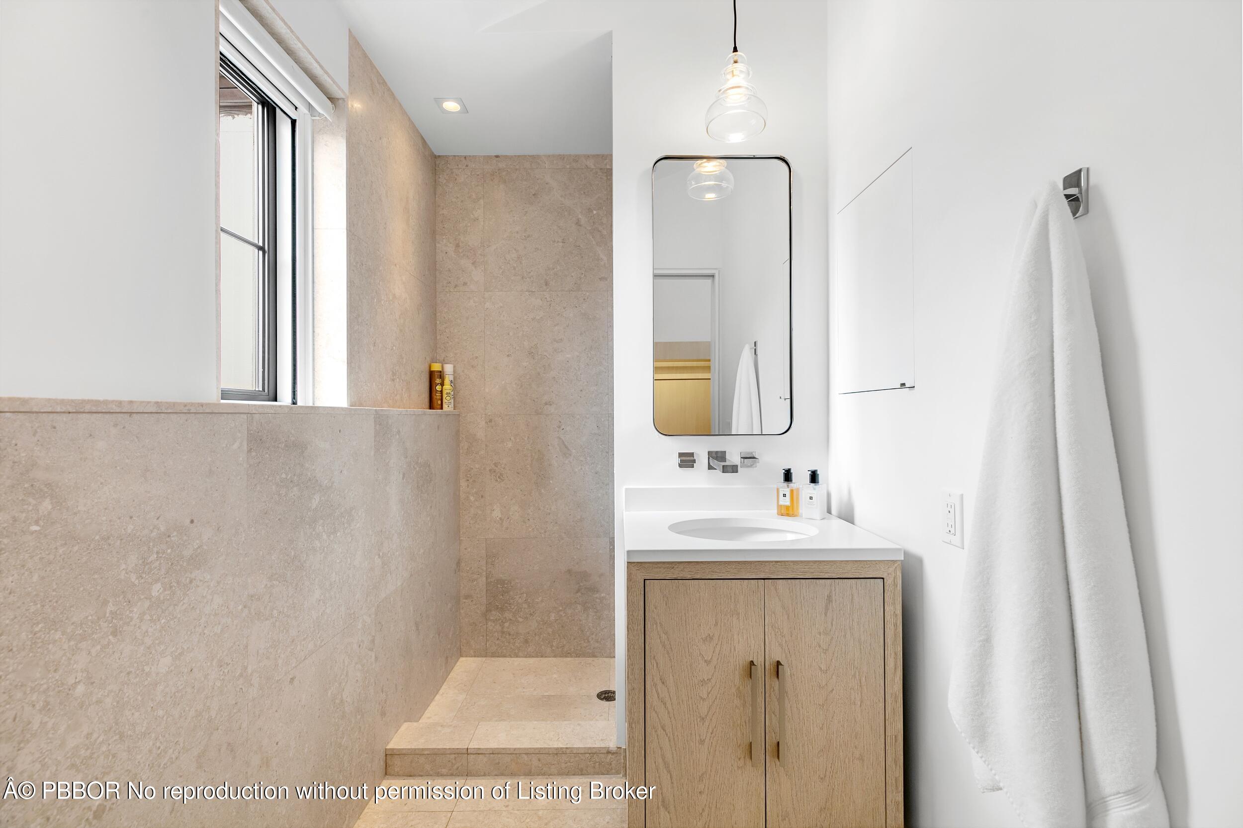 152 Dolphin Road Palm Beach, FL 33480 - Photo 31 of 47 Guest Bath