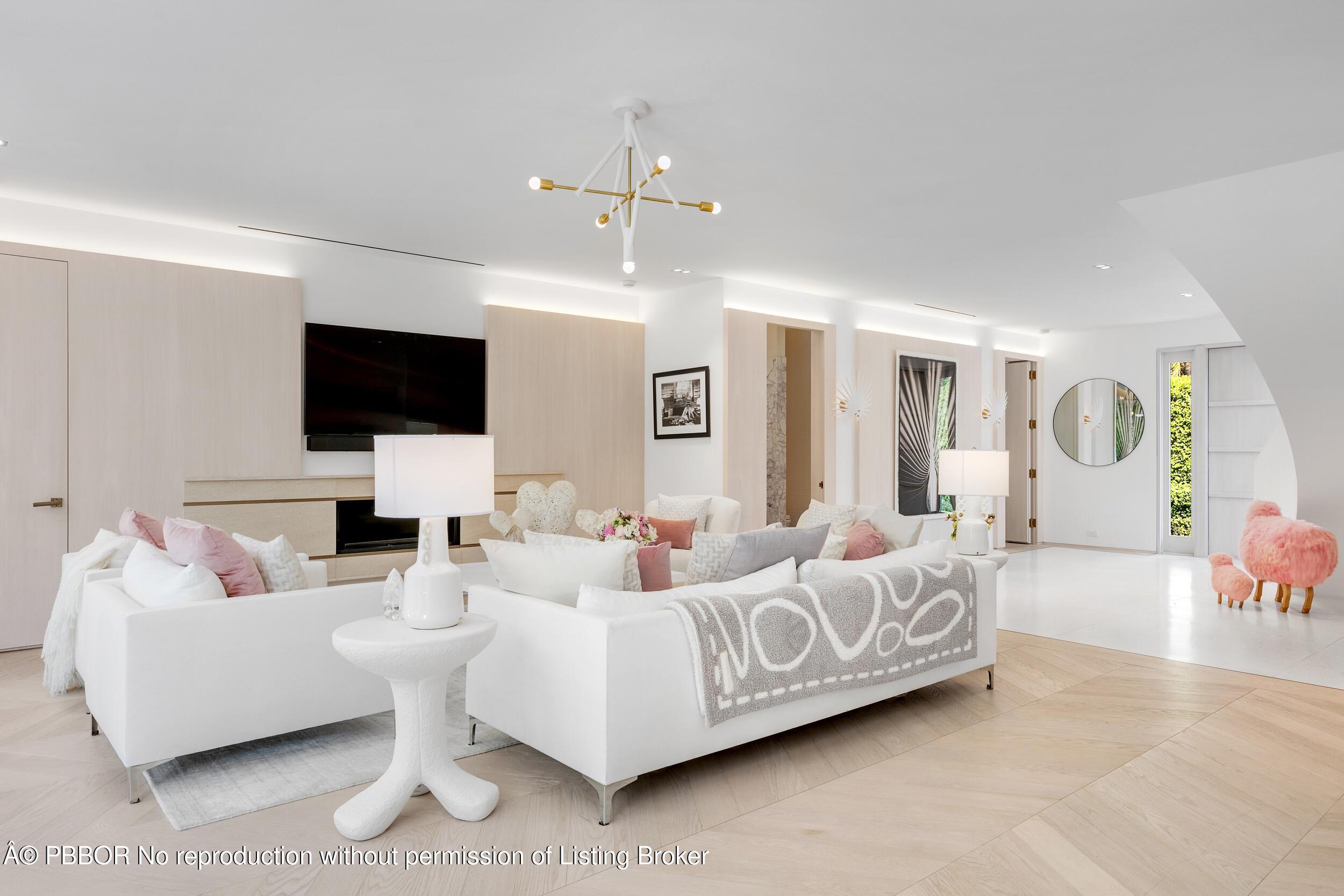 152 Dolphin Road Palm Beach, FL 33480 - Photo 6 of 47 Living Area