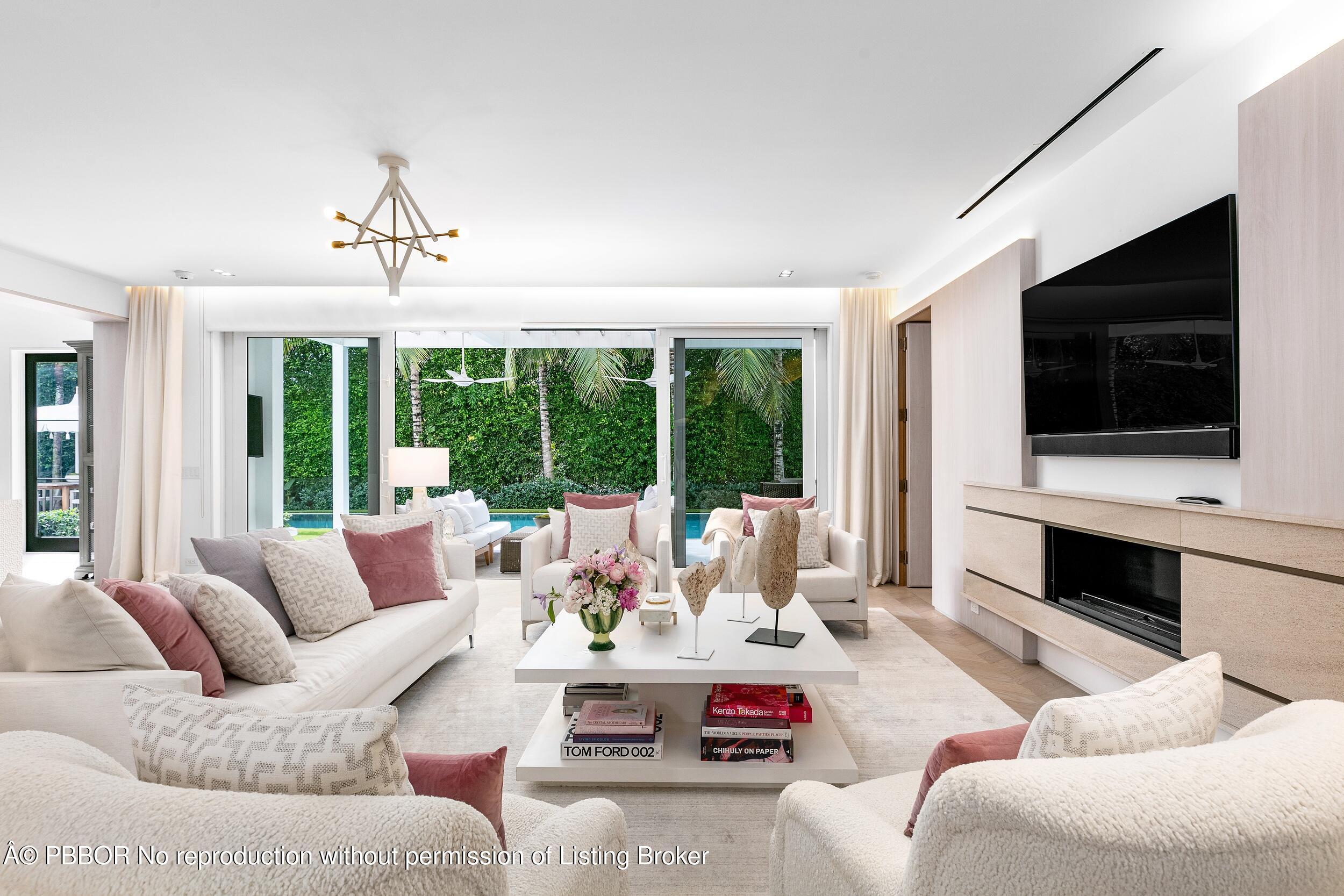 152 Dolphin Road Palm Beach, FL 33480 - Photo 9 of 47 Living Area