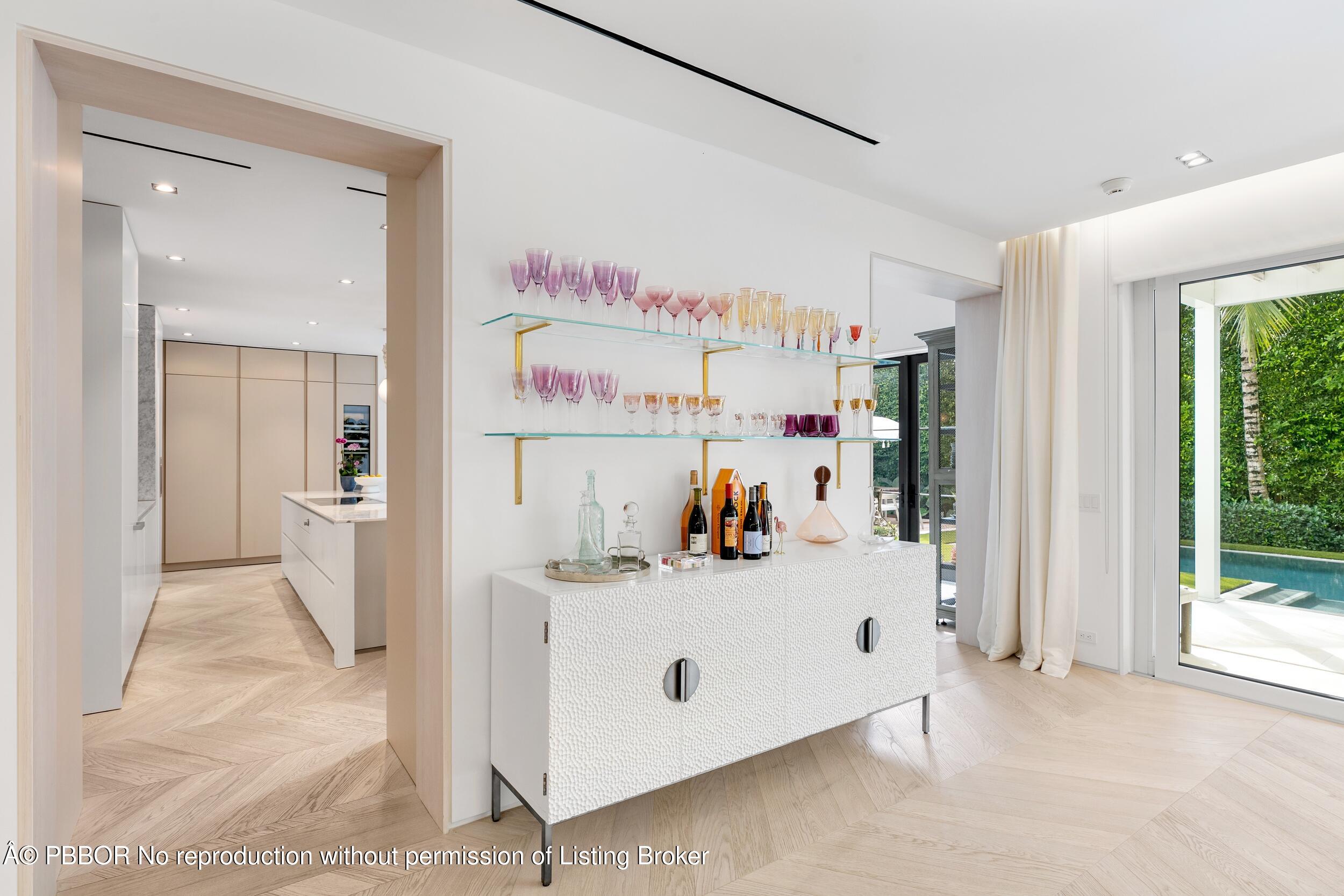 152 Dolphin Road Palm Beach, FL 33480 - Photo 10 of 47 Bar Area